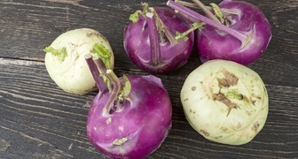 Белую капусту кольраби используют в готовку сразу, а фиолетовую - хранят на зиму