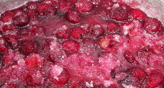 Приготовление вишни в желе перед консервацией