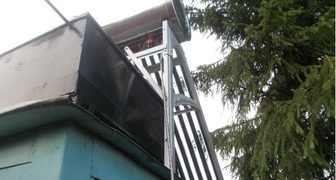 Водонагревательный бак из нержавейки на крыше дома