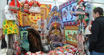 Вышитые костюмы, салфетки и скатерти на ярмарке Крещенские морозы 