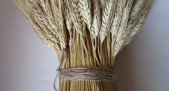 Ставим в углу сноп пшеницы - чтобы задобрить Карачуна и привлечь богатство