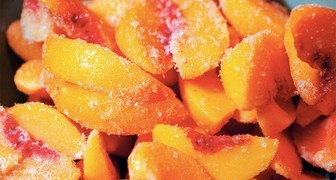 Спелые персики хранят в сушеном и замороженном виде