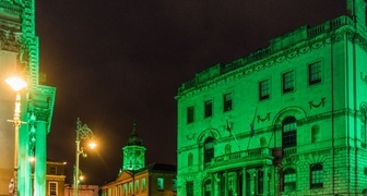 Зеленая праздничная подсветка зданий в Дублине