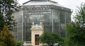 Зеленый домик в Ботаническом саду Петра Великого в Питере 