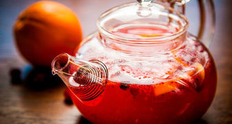 Свежеприготовленный зимний чай каркаде с ягодами