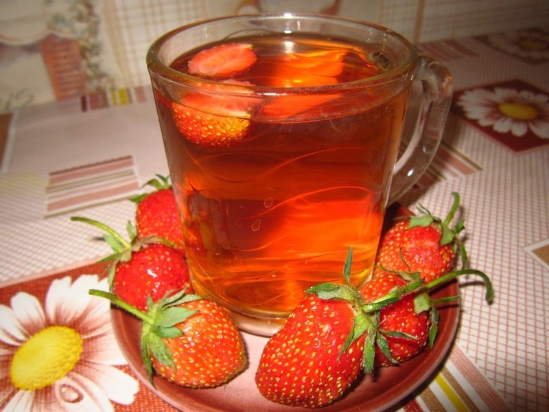 Чай из ягод и листьев земляники очень полезен