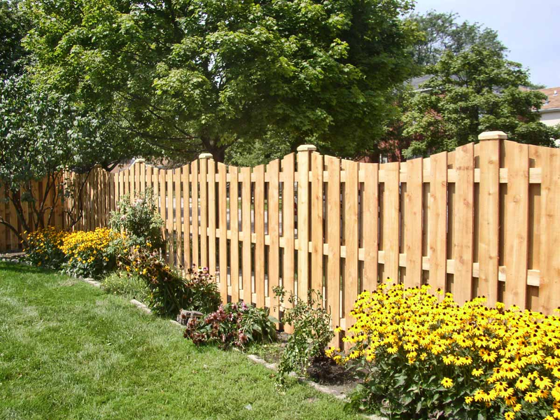 Класический деревянный забор для сада