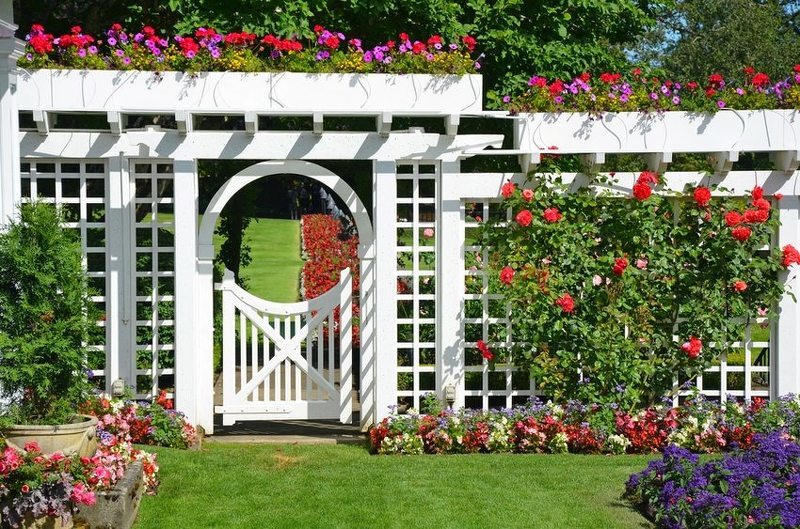Декоративный забор для сада может быть настоящим украшением участка