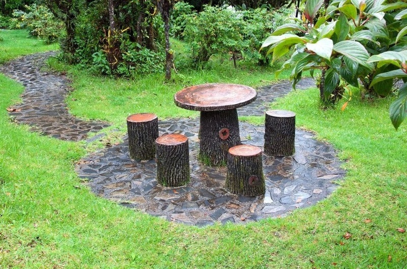 Простая мебель для сада из деревянных колод