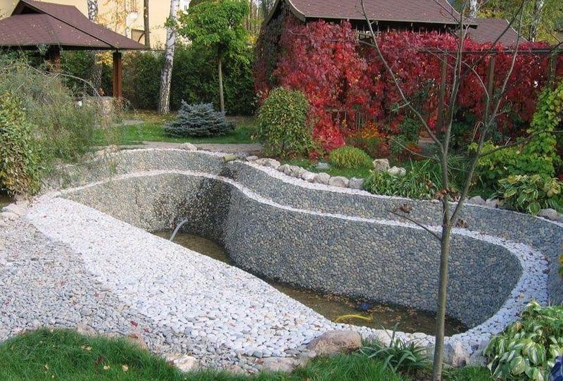 Емкость для садового пруда из гальки и бетона