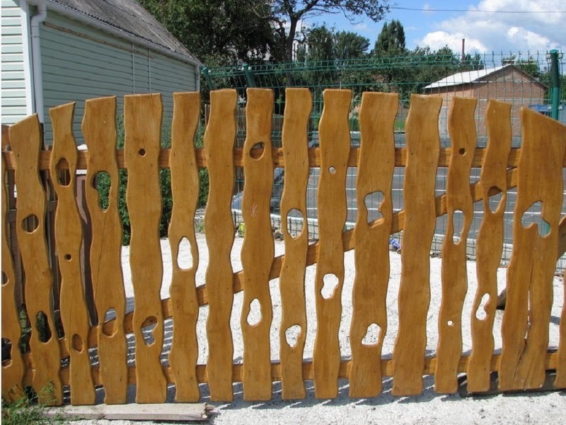 Фигурный деревянный забор для сада