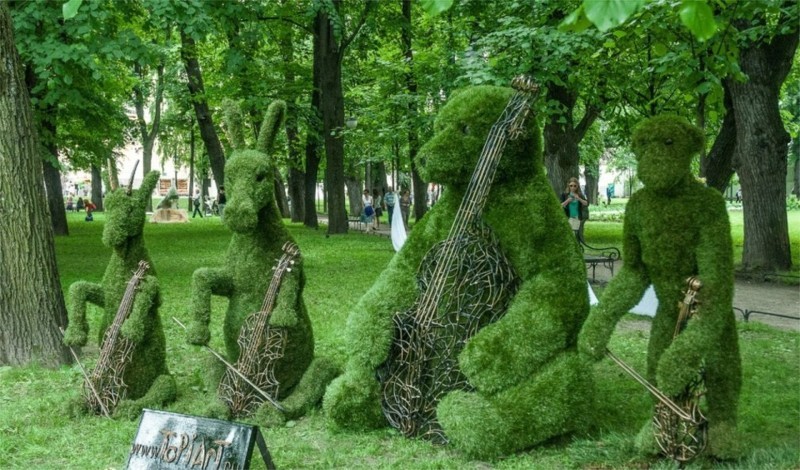 Фигуры животных, созданные с помощью художественной стрижки растений, в Михайловском парке