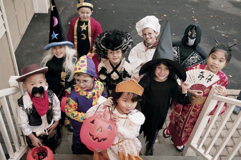 Хэллоуин и его традиции: костюмы и сладости