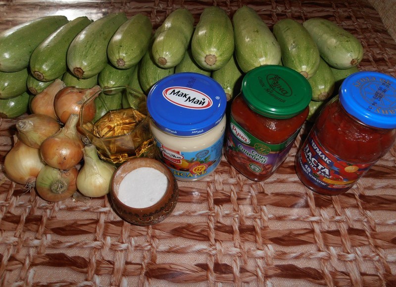 Ингредиенты для консервации кабачковой икры с чесноком и майонезом