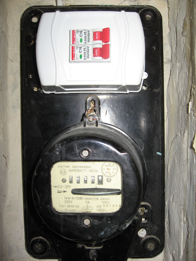 Электросчетчик с автоматами защиты электросети