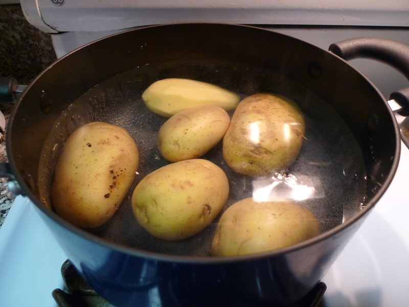 Приготовление картофельного отвара для подкормки томатов