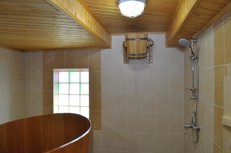 Комфортабельная баня с удобствами в помывочной