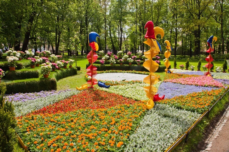 Композиция из цветов от участников фестиваля Императорские сады 