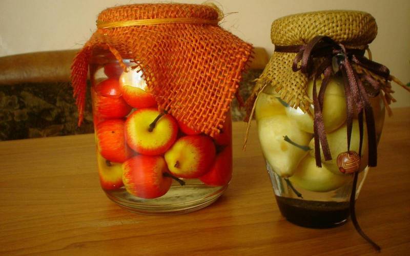 Консервированные на зиму яблоки и груши