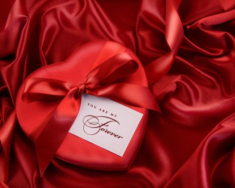 Коробка шоколадных конфет в форме сердца к Дню всех влюбленных