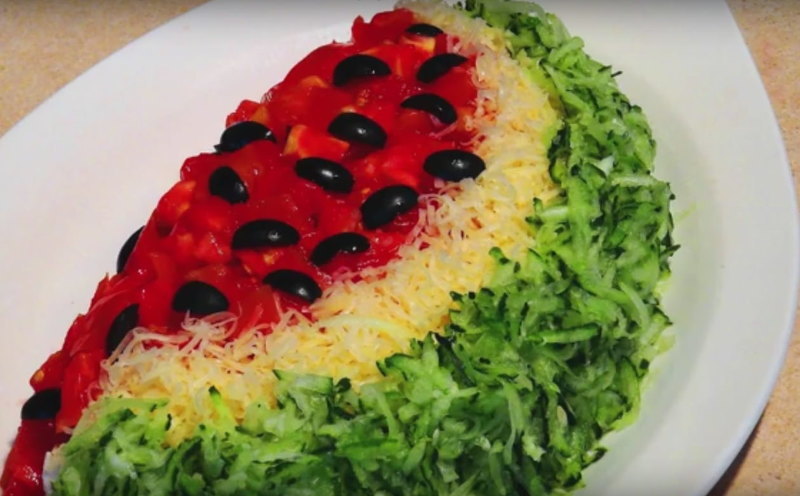Простой салат поданный в виде арбуза смотрится как настоящий шедевр