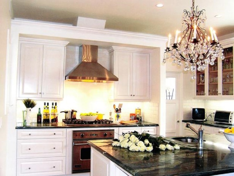 Кухонная люстра в стиле ретро в классическом интерьере