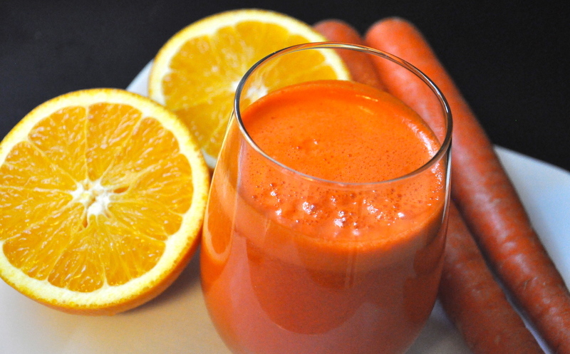 Для приготовления лимонада апельсиновый сок смешивают с другими фруктами и овощами