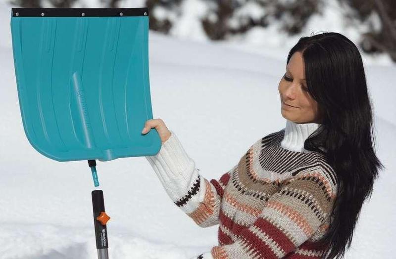 Лопата снегоуборочная пластиковая со стальной кромкой