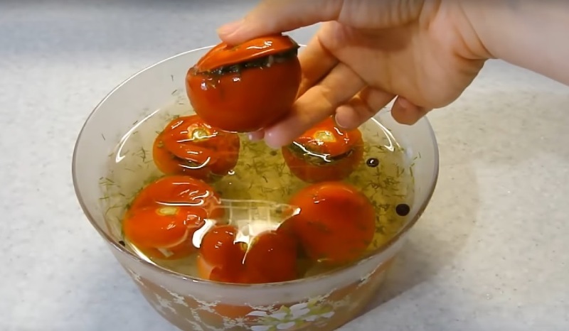 Приготовленные малосольные помидоры