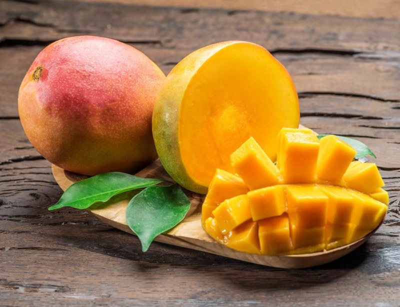 Спелый и сладкий манго поможет снять тяжесть в голове от постоянного напряжения