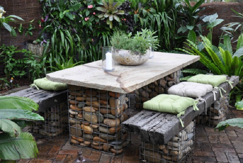 Садовая мебель из камня смотрится природно и естественно