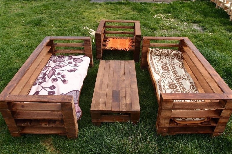 Пример мебели для сада сделанной своими руками из поддонов