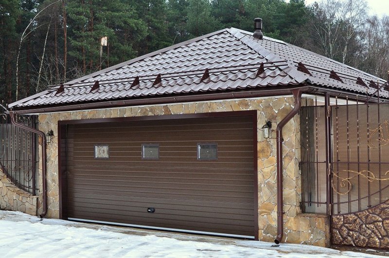 Многоскатная крыша гаража - сложная, но очень красивая конструкция