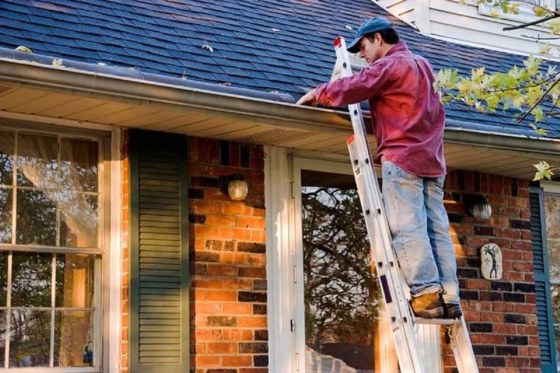 The Best Ways to Clean Gutters