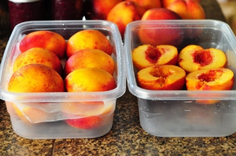 Персики в аскорбиновом сиропе могут храниться до года