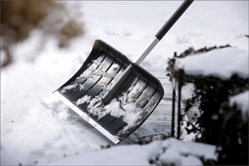 Пластиковая лопата для уборки снега с металлической кромкой