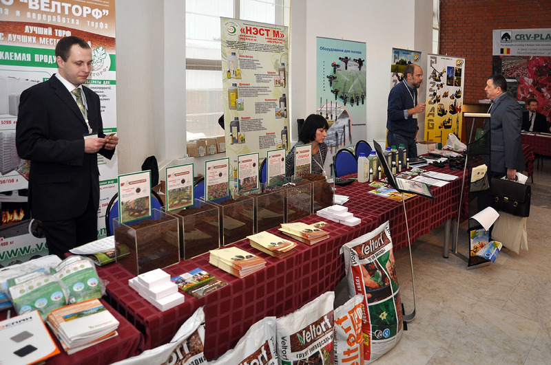 Плодородная почва и торф для выращивания садовых культур на выставке в Поведниках