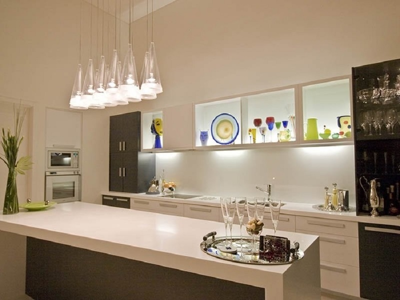 Подвесные светильники на кухне в стиле модерн