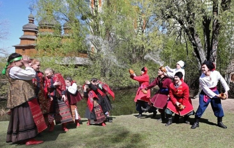 Обливаться водой в Поливанный понедельник - древняя славянская традиция