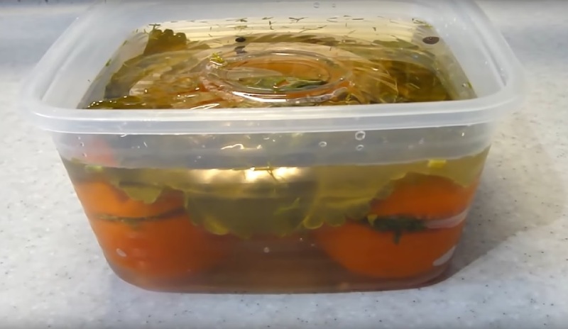 Хранение малосольных помидор в холодильнике в контейнере