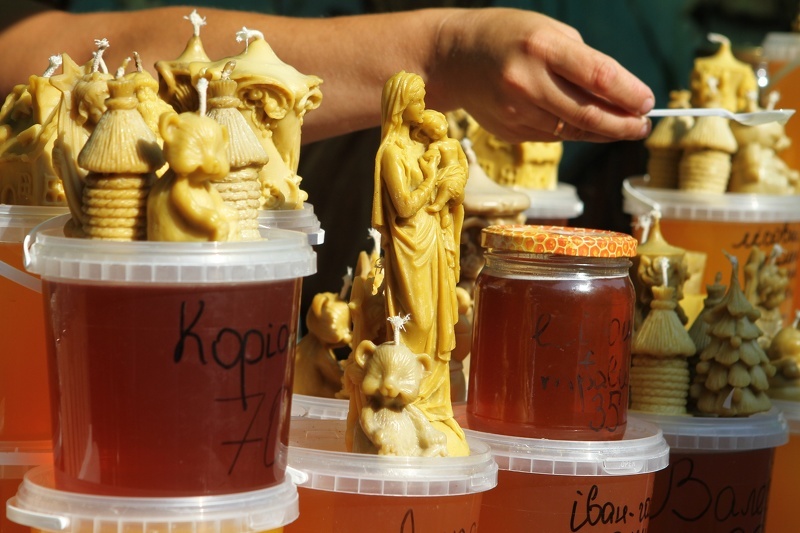 Продукция пчеловодства на ярмарке меда
