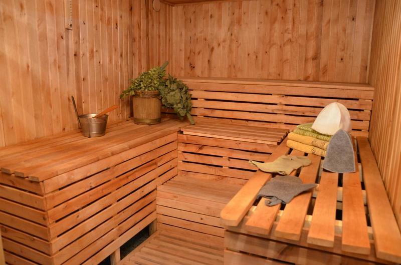 Применение льняного масла поможет защитить деревянные стены и пол бани от плесени