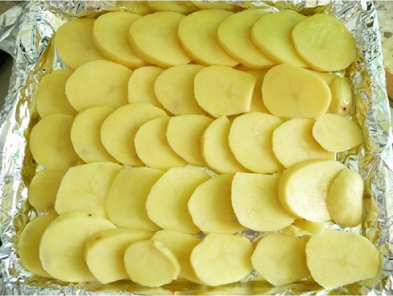 Раскладываем картофель на расстеленной фольге