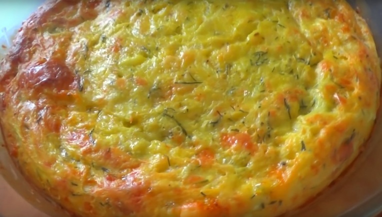 Готовая запеканка из кабачка с сыром и зеленью