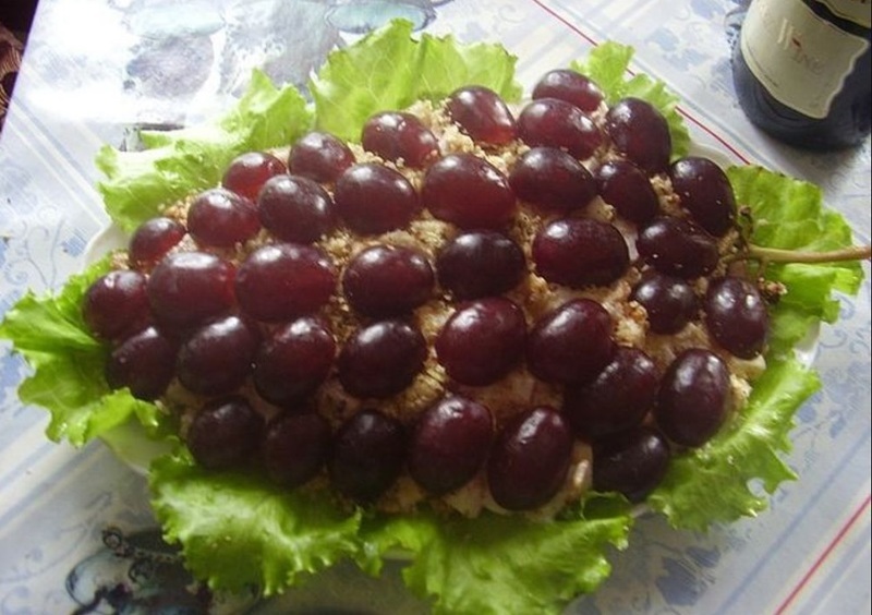 Салат Виноградная гроздь эффектно смотрится среди мясных блюд