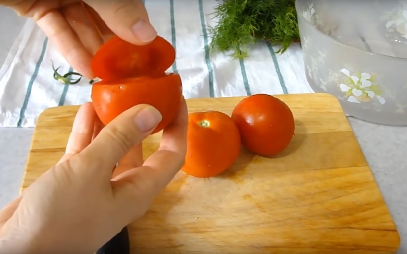 Подготавливаем шкатулочку из томатов