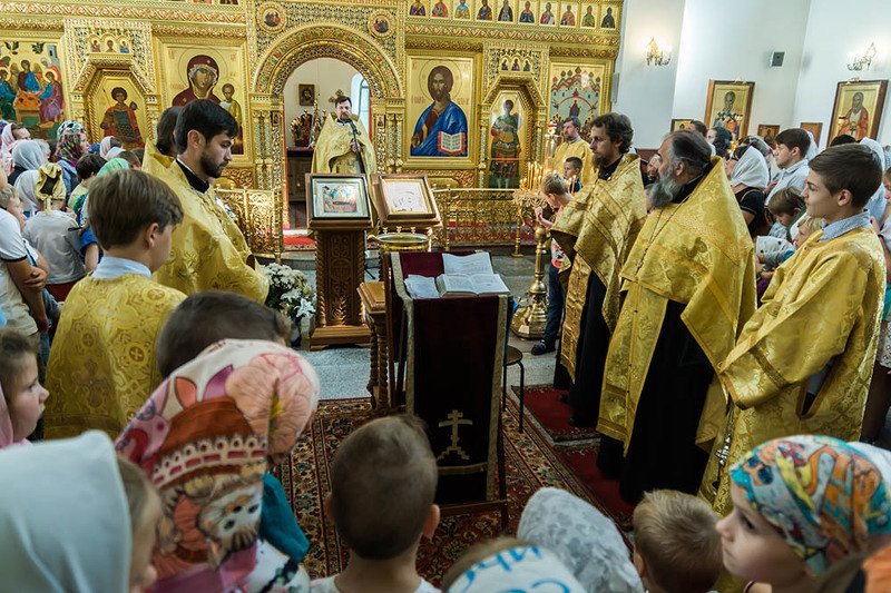 Служба в православной церкви в день Покрова