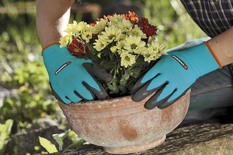 Специальные перчатки для работы с почвой от компании GARDENA