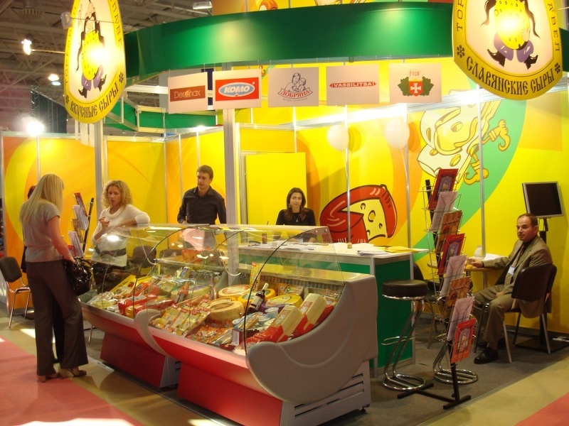 Стенд производителей молочной продукции на выставке Продовольствие в удовольствие