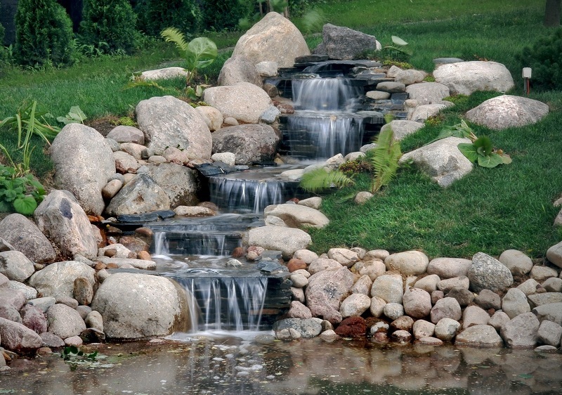 Ступенчатый водопад в саду